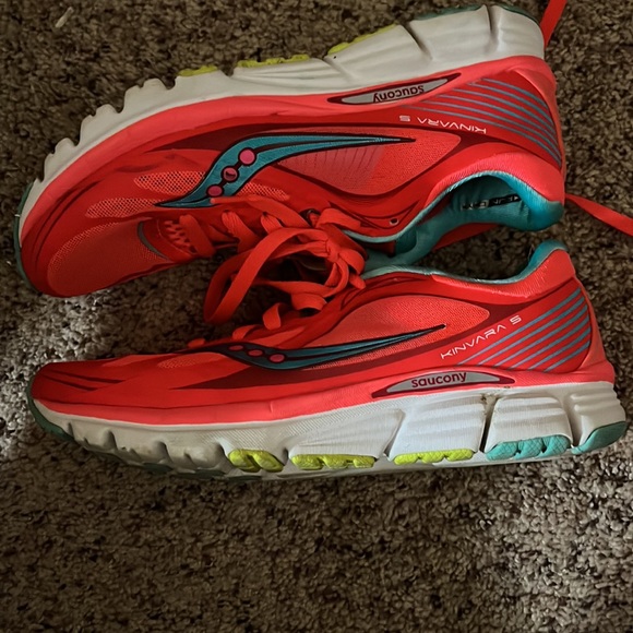 Woman’s Saucing Kinvara size 7.5 gently used - Picture 3 of 4